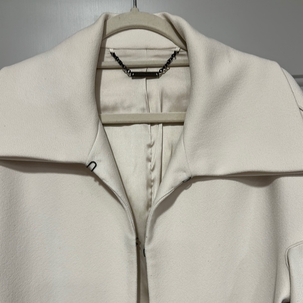 Elie Tahari Cream Cape with Textured Fabric and Wide Collar - Picture 3 of 16